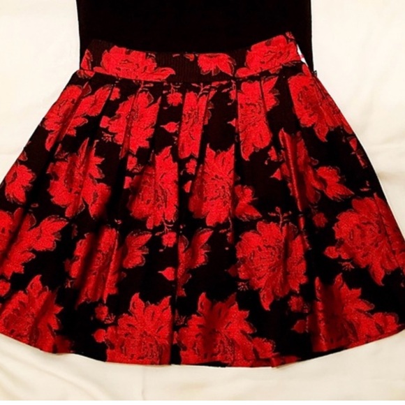 Alice + Olivia Floral Pleated Skirt. Size 2 - Picture 6 of 8